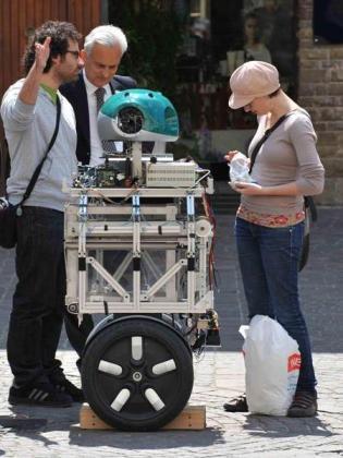 Primi metri per il robot-spazzino tra i passanti nel centro di Pontedera 