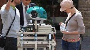 Primi metri per il robot-spazzino tra i passanti nel centro di Pontedera