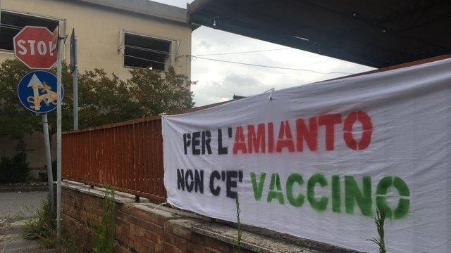 Uno striscione contro la presenza dell'amianto nell'area ex Gozzini