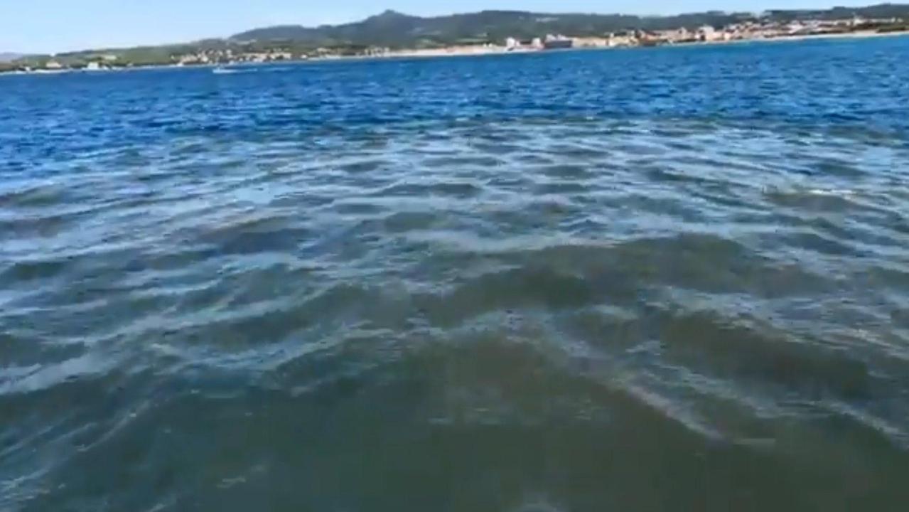 Un'immagine del video che mostra la chiazza scura in mare in prossimità del depuratore