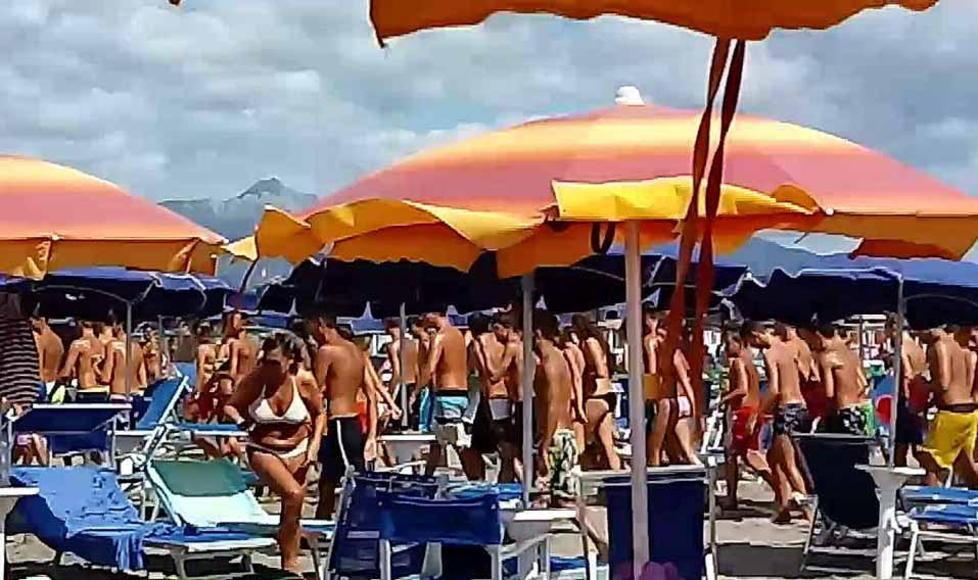 «Caos gavettoni, il prossimo anno chiuderemo i nostri bagni» 