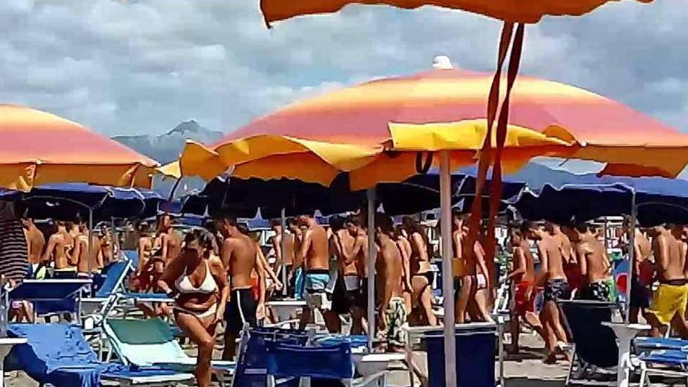 «Caos gavettoni, il prossimo anno chiuderemo i nostri bagni»