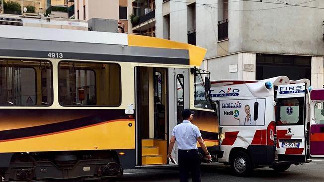 Tram investe un'ambulanza a Milano 