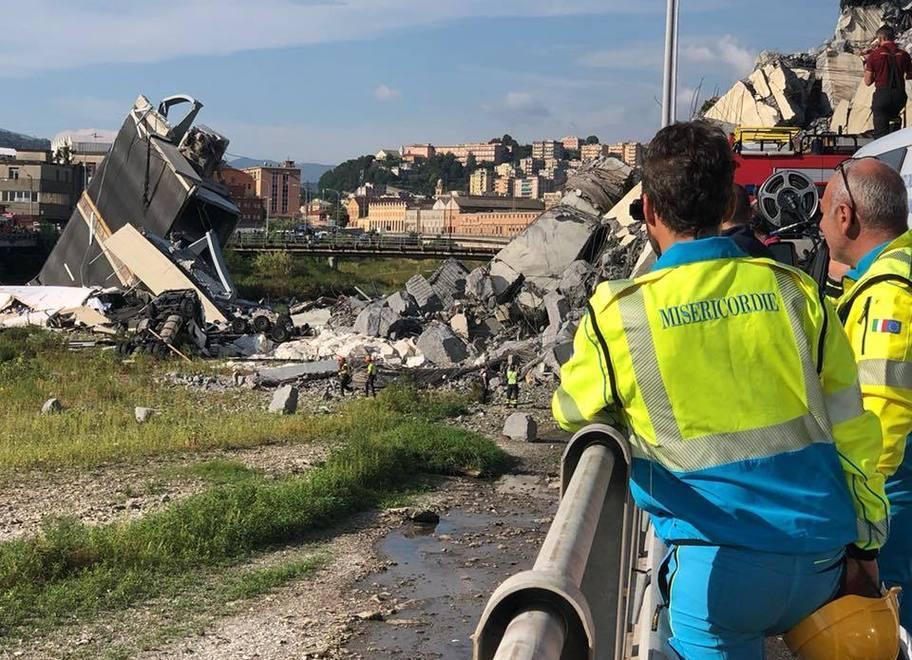 L’intervento delle Misericordie sul luogo dove martedì scorso è crollato il ponte Morandi