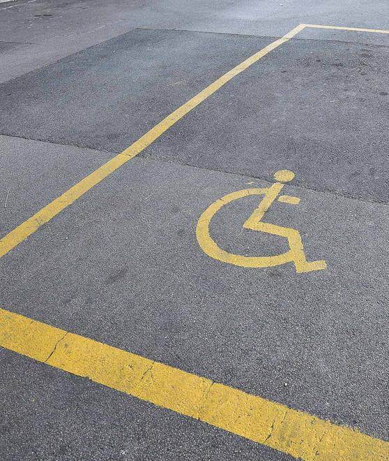 Auto nel posto disabili: minacce e offese ai vigili