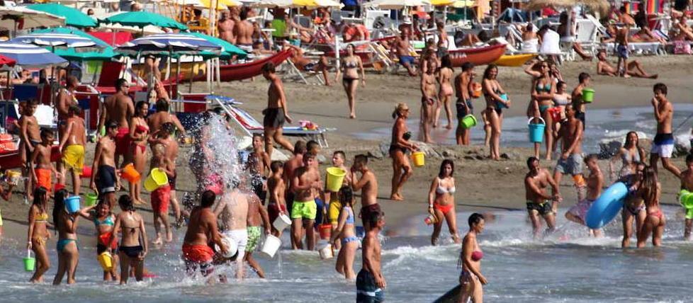 Ferragosto con migliaia di persone sulla spiaggia