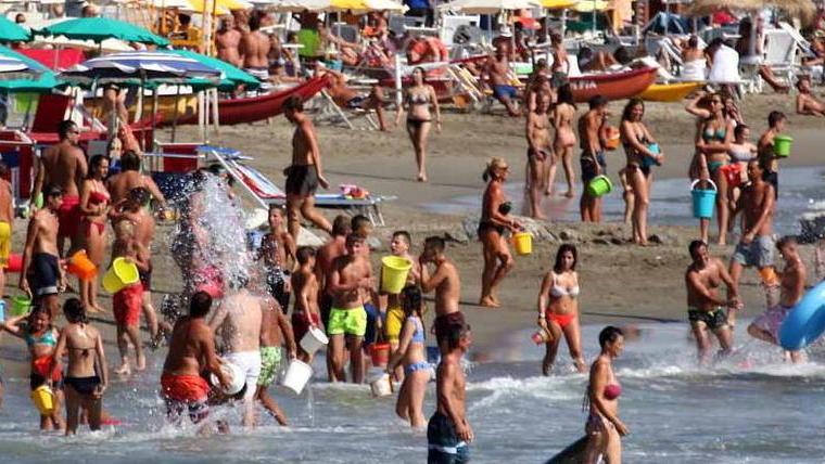 Ferragosto con migliaia di persone sulla spiaggia