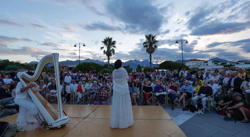 Pontile pieno per il primo concerto all’alba