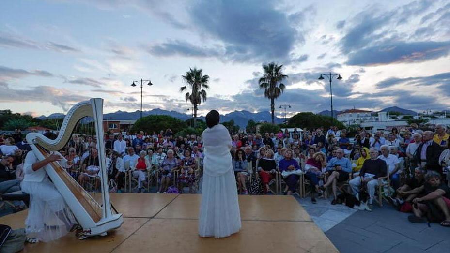 Pontile pieno per il primo concerto all’alba