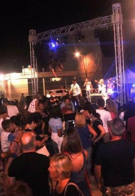 Bagno di folla al pontile per la festa di Ferragosto