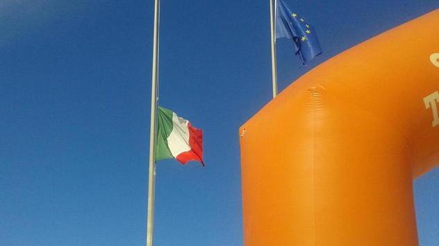 Bandiere a mezz’asta in segno di lutto
