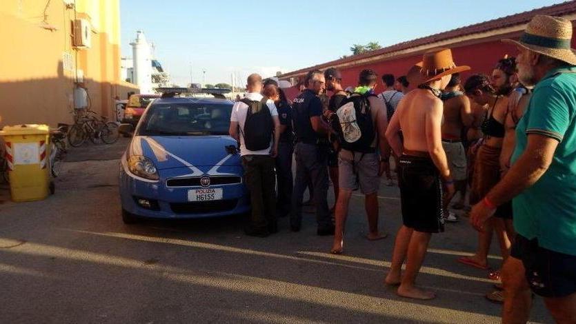 Lite alla festa del Beach Stadium poi i pugni in faccia