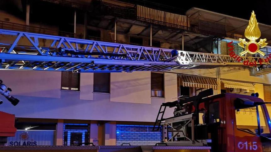 Incendio sul terrazzo di un appartamento, paura in via San Paolo