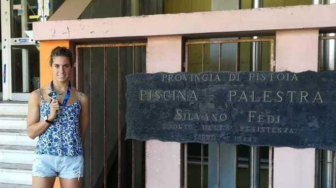 La campionessa Gabbrielleschi davanti all'ingresso della piscina Fedi a Pistoia