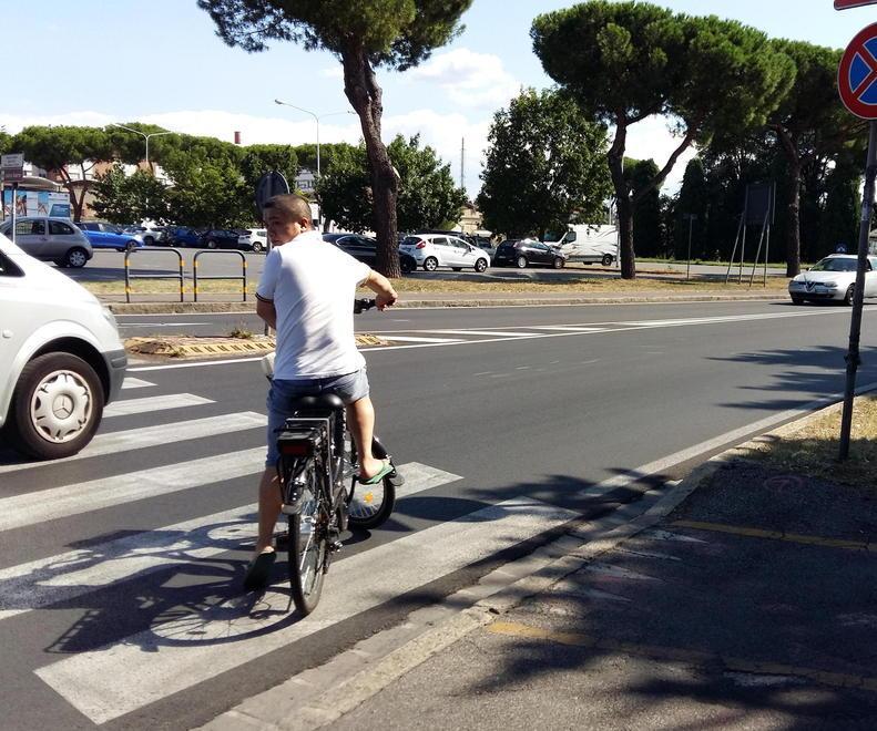 Taxi investe coniugi uscendo dalla rotonda Il marito in fin di vita 