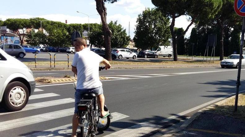 Taxi investe coniugi uscendo dalla rotonda Il marito in fin di vita