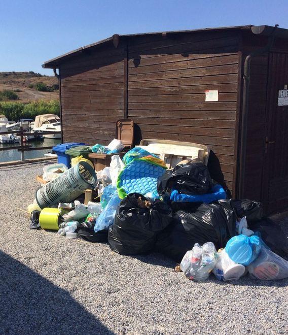 Sporcizia e rifiuti al porticciolo di Terre Rosse 
