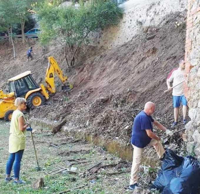 Sindaco e assessori insieme per pulire l’area sportiva 