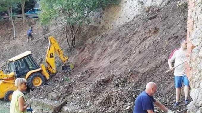 Sindaco e assessori insieme per pulire l’area sportiva