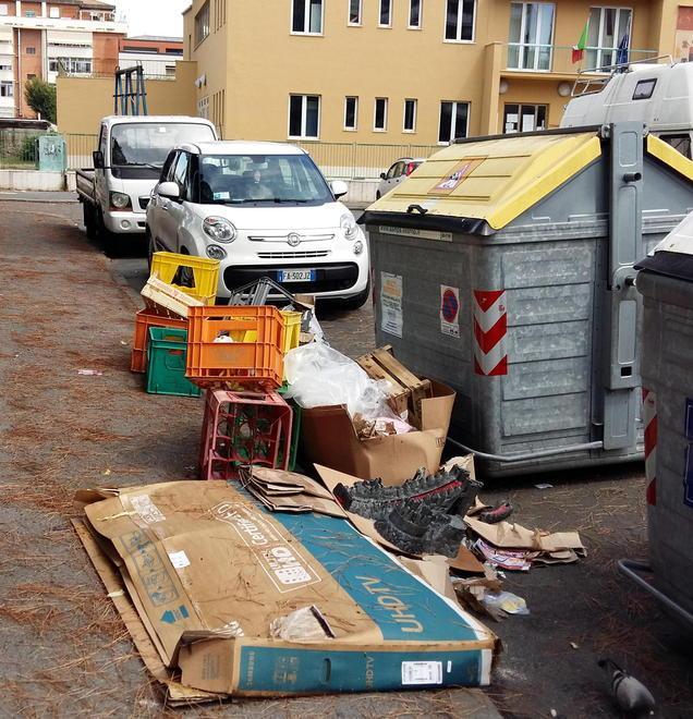 Via Mazzoni marciapiede con discarica ai bidoni