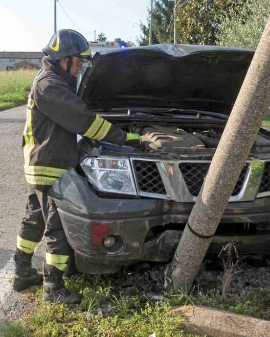 Esce di strada con l’auto e finisce contro un palo 