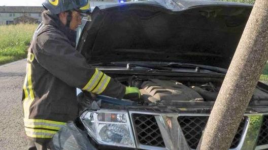 Esce di strada con l’auto e finisce contro un palo
