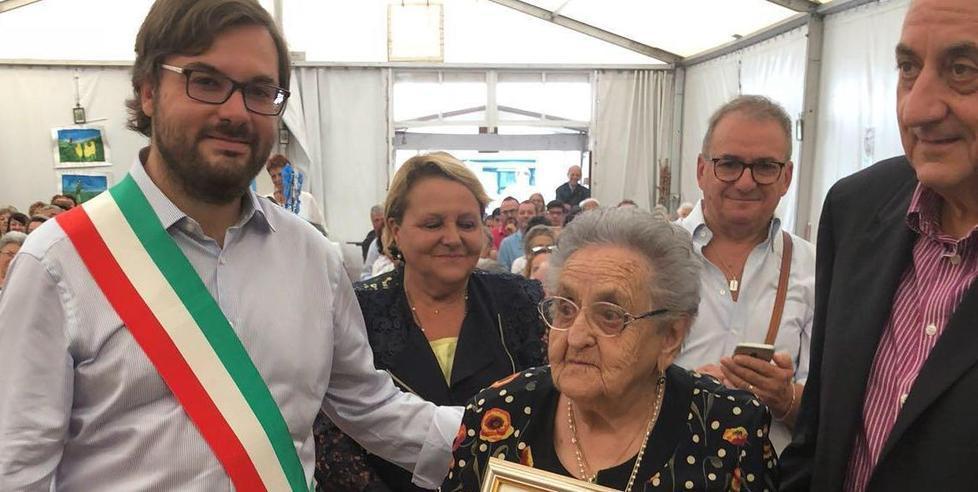 Un brindisi ai 100 anni di Aide