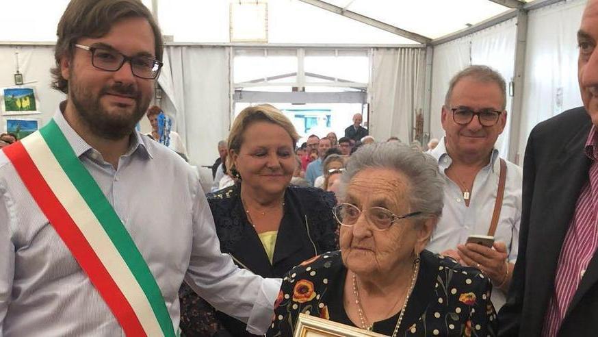 Un brindisi ai 100 anni di Aide