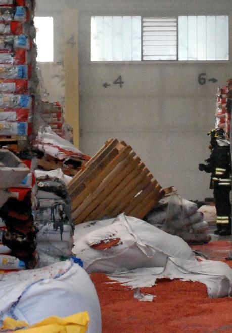 Denso fumo invade magazzino di sementi Ipotesi cortocircuito 