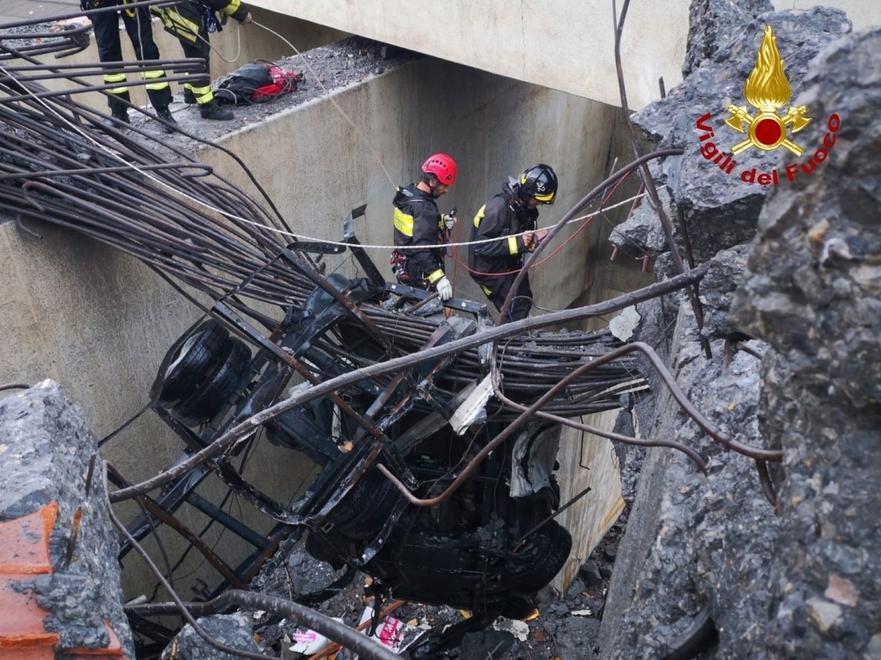 «Lì sotto ci sono ancora macchine e dispersi scaveremo tra le macerie fino all’ultimo sasso»