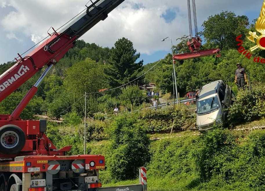 Con l’auto nel dirupo salvata dai pompieri