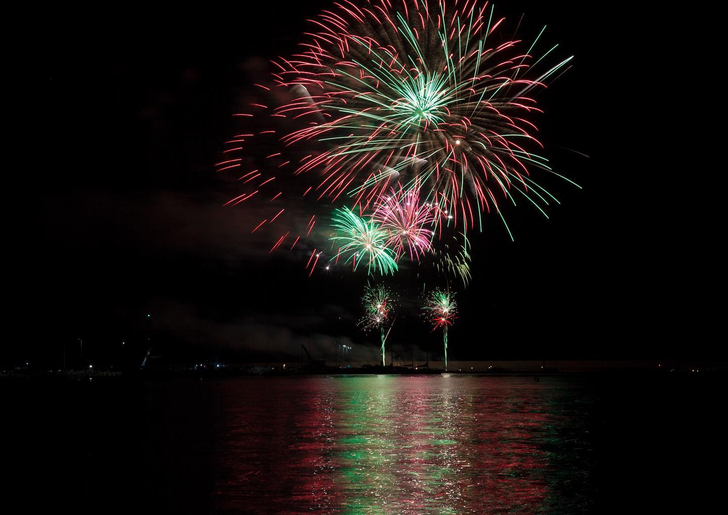Tutti con il naso all’insù: nuovo successo per i fuochi d’artificio