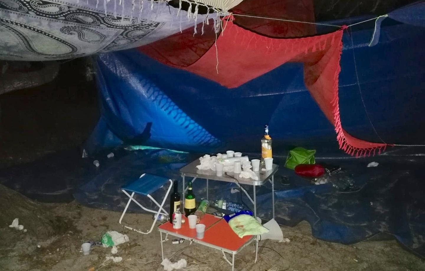 Maleducati al mare: multe e sequestri per ombrelloni e camping abusivi