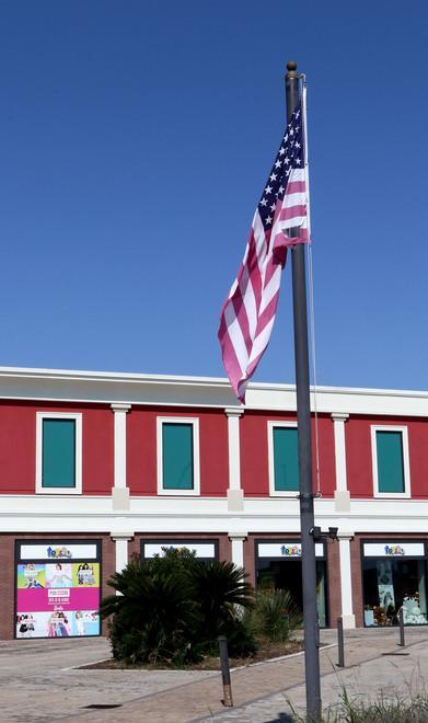 Sventola la bandiera americana davanti all'outlet di Occhiobello