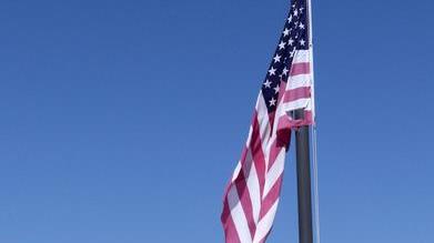 Sventola la bandiera americana davanti all'outlet di Occhiobello