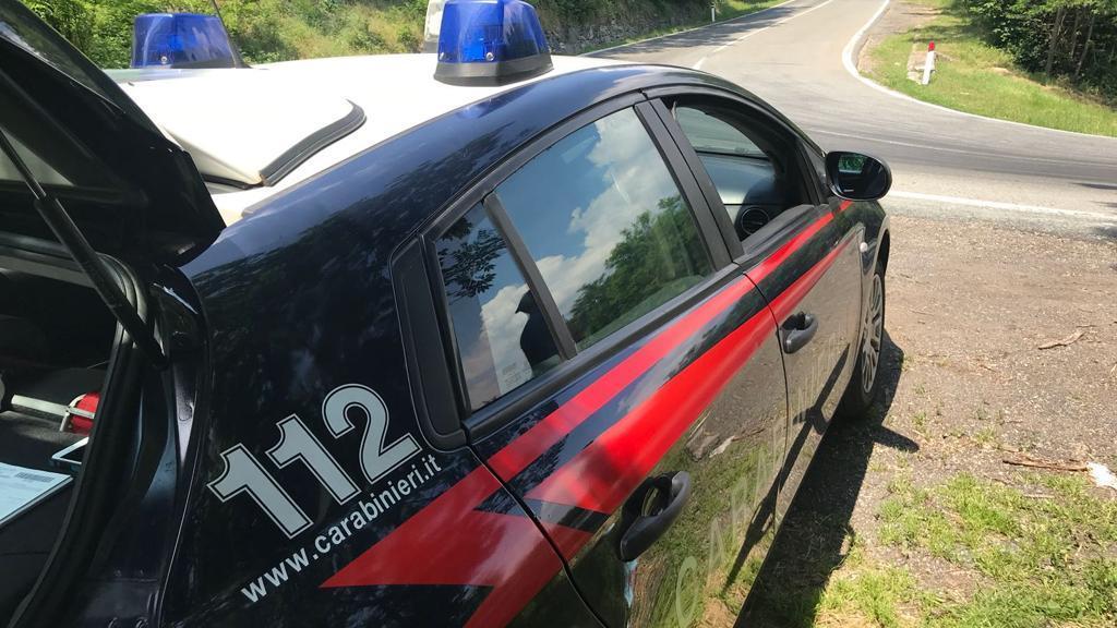 Una pattuglia di carabinieri lungo una pista ciclabile