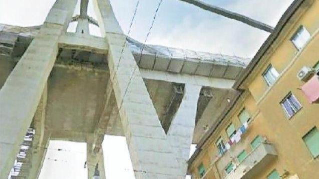 Il pilone del Morandi quasi appoggiato alle case di via Fillak nel quartiere Certosa