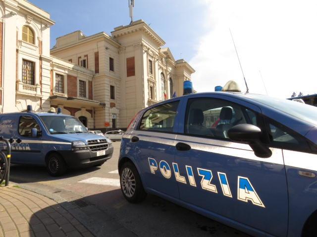 Spaccia in piazza Stazione: la polizia lo arresta dopo una colluttazione 