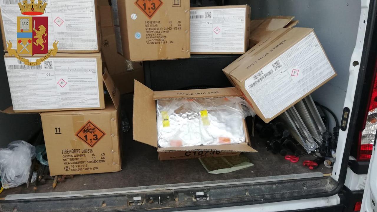 Carpi, la polizia sequestra 300 chili di materiale pirotecnico