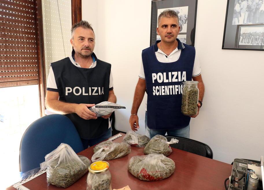 I duecento grammi di hashish e marijuana sequestrati nella casa di Pontorme (Foto Agenzia Carlo Sestini)