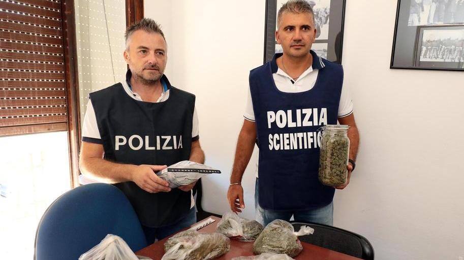 I duecento grammi di hashish e marijuana sequestrati nella casa di Pontorme (Foto Agenzia Carlo Sestini)