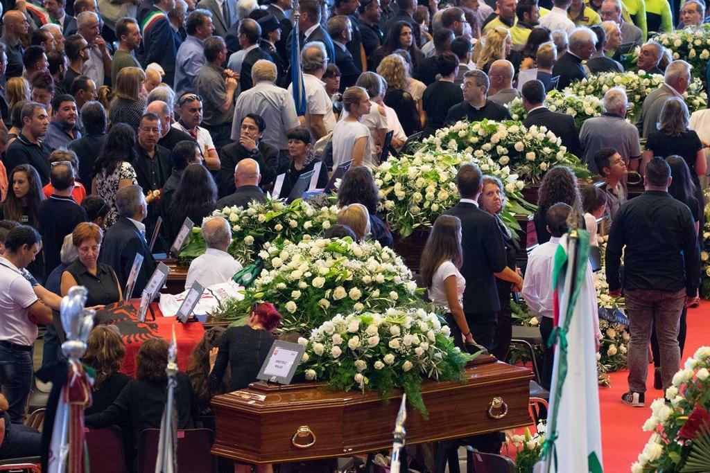 Sfilano le bare di alcune delle vittime della tragedia di Genova