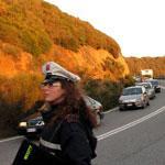 Si fermano per aiutare una donnama vengono aggrediti dai passanti