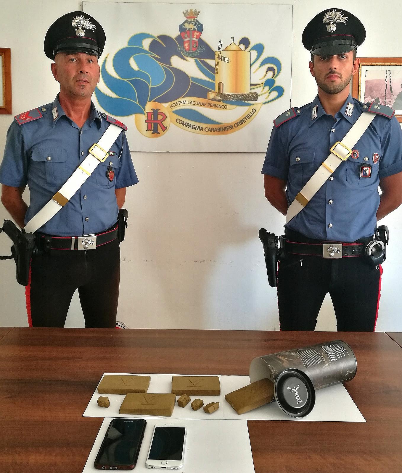 I carabinieri con la droga sequestrata