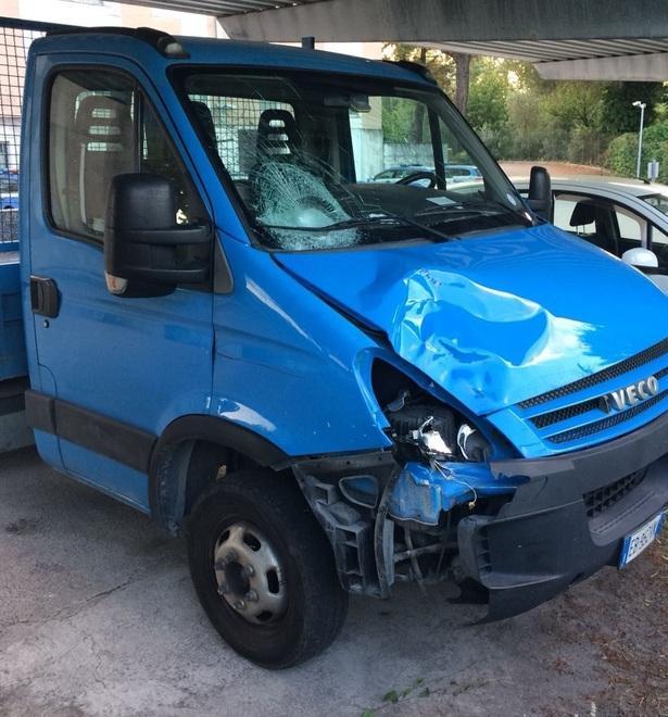 Preso il pirata sul furgone fuggito dopo aver travolto un ciclista