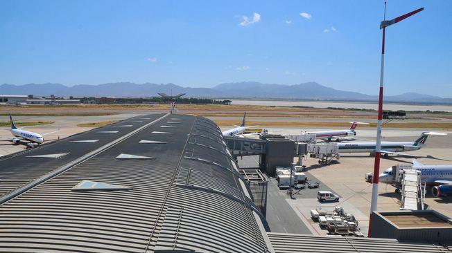 Cagliari, fulmine danneggia la pista dell'aeroporto: dirottati i voli in arrivo 