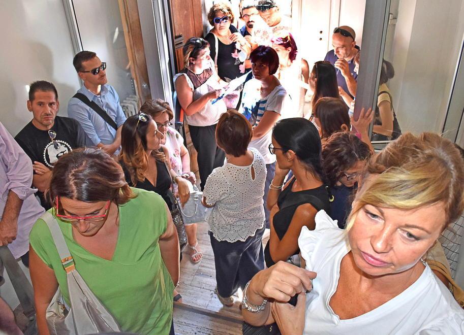 Un gruppo di insegnanti convocate all’Ufficio scolastico provinciale di via Mabellini in attesa di essere chiamate per l’assegnazione della sede e la firma dell’incarico triennale (Foto Gori)
