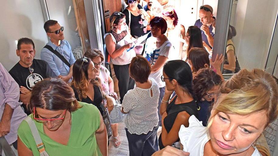 Un gruppo di insegnanti convocate all’Ufficio scolastico provinciale di via Mabellini in attesa di essere chiamate per l’assegnazione della sede e la firma dell’incarico triennale (Foto Gori)