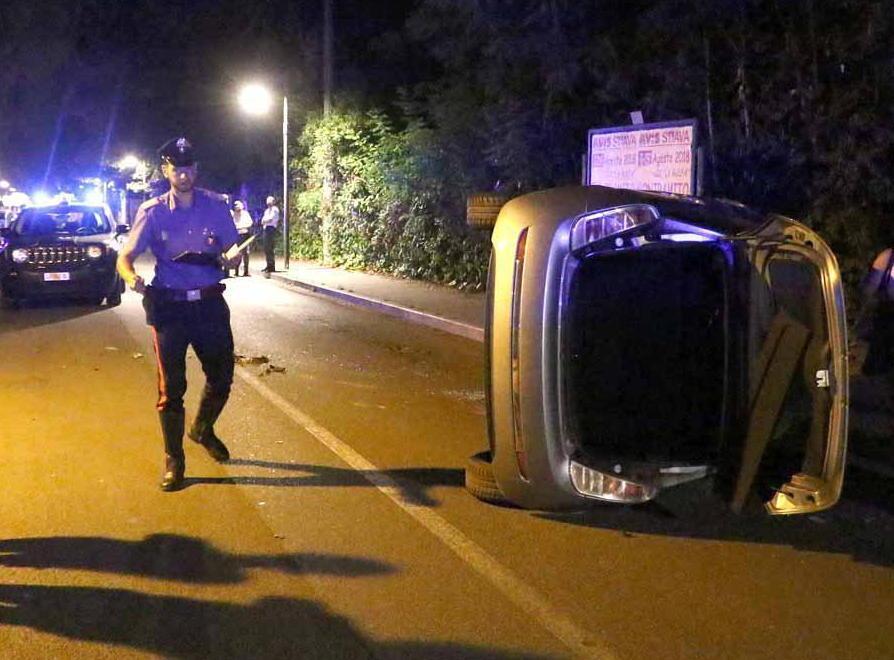 Perde il controllo dell’auto e si ribalta