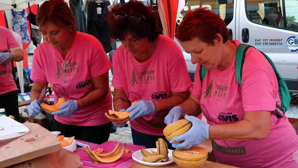 500 magliette rosa popolano il centro, un successo la corsa per la lotta al cancro